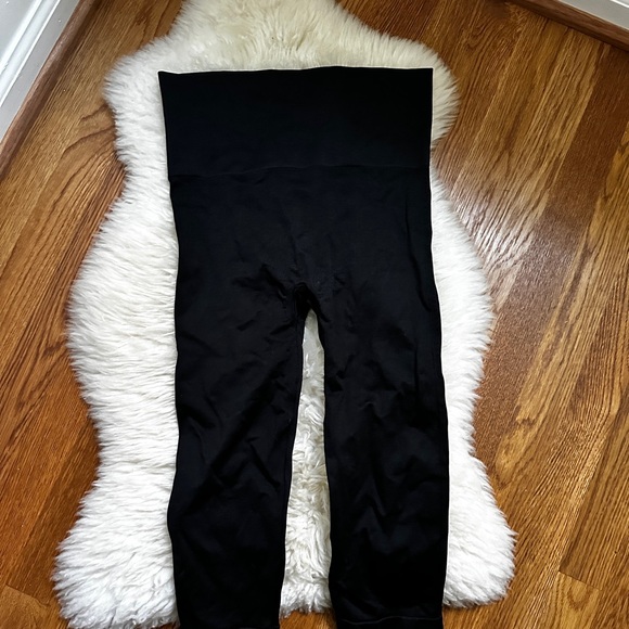 Blanqi Hipster Support Capri Leggings - Picture 5 of 5